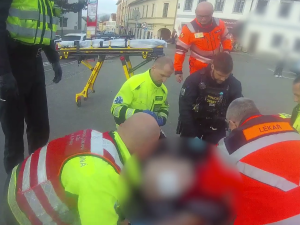 VIDEO: Na zastávce v Praze zkolaboval muž, jeho život bojovali kolemjdoucí, policisté i záchranáři