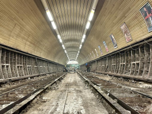 U metra Jiřího z Poděbrad už nebudou přístřešky. Dopravnímu podniku to prodraží údržbu o milion