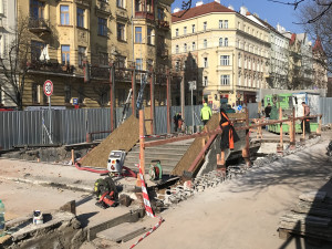 U metra Jiřího z Poděbrad už nebudou přístřešky. Dopravnímu podniku to prodraží údržbu o milion