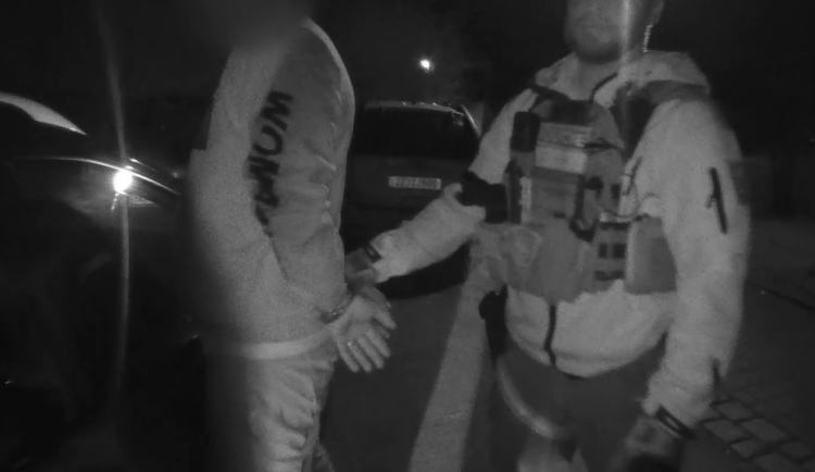 VIDEO: Cizinec chtěl v autě zmizet policistům, neměl řidičák a byl pod vlivem drog