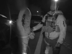 VIDEO: Cizinec chtěl v autě zmizet policistům, neměl řidičák a byl pod vlivem drog