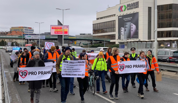 POLITICKÁ KORIDA: Zavést maximálně třicítku pro auta v Praze? Odpovídají zastupitelé