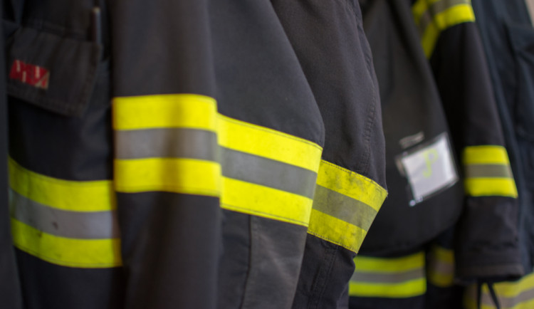 Ve Velké Bíteši v pátek hořelo auto a garáž v bytovém domě, škoda se vyšplhala na tři miliony korun