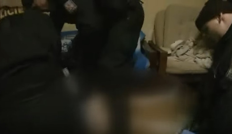 VIDEO: Policisté zachránili život seniorce. Při jejich příjezdu byla doma v bezvědomí