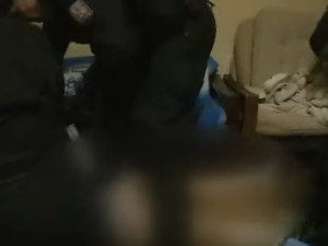 VIDEO: Policisté zachránili život seniorce. Při jejich příjezdu byla doma v bezvědomí