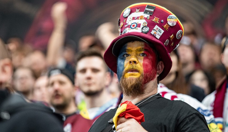 Třinec trápí Spartu. Oceláři srovnali stav série na 1:1