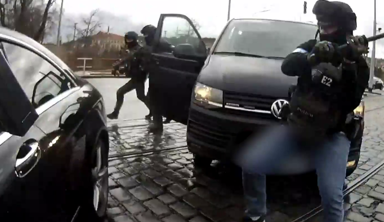 VIDEO: Dva muži v Praze pobodali třetího, přišla si pro ně zásahovka