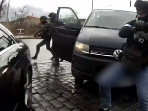 VIDEO: Dva muži v Praze pobodali třetího, přišla si pro ně zásahovka