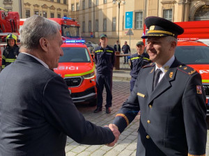 VIDEO: Pražští hasiči si připomínají významné výročí. Vyrazili na spanilou jízdu městem