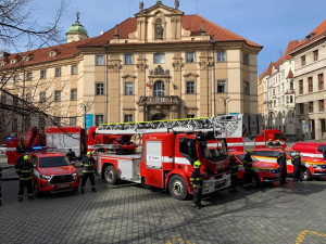 VIDEO: Pražští hasiči si připomínají významné výročí. Vyrazili na spanilou jízdu městem