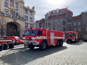 VIDEO: Pražští hasiči si připomínají významné výročí. Vyrazili na spanilou jízdu městem