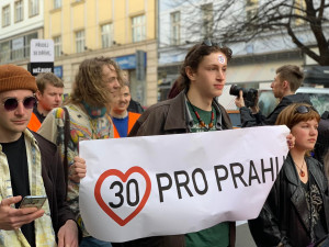 VIDEO: Aktivisté zahájili šestý pochod za třicítku v Praze. Přišli i odpůrci