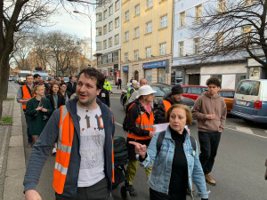 VIDEO: Aktivisté zahájili šestý pochod za třicítku v Praze. Přišli i odpůrci