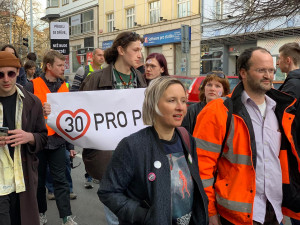 VIDEO: Aktivisté zahájili šestý pochod za třicítku v Praze. Přišli i odpůrci