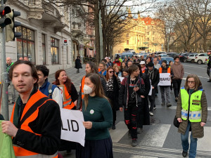 VIDEO: Aktivisté zahájili šestý pochod za třicítku v Praze. Přišli i odpůrci
