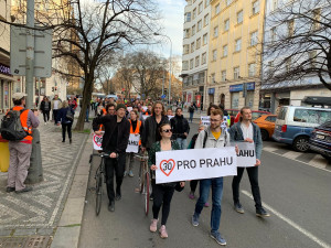 VIDEO: Aktivisté zahájili šestý pochod za třicítku v Praze. Přišli i odpůrci