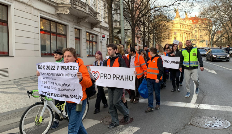 VIDEO: Aktivisté zahájili šestý pochod za třicítku v Praze. Přišli i odpůrci