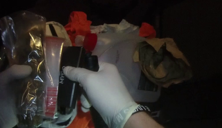 V autě našli marihuanu a extázi, kokain ve spodním prádle