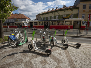 Praha zvažuje, že začne odstraňovat špatně odstavené elektrické koloběžky
