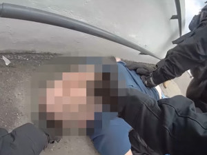 VIDEO: Muž si dal heroin a zkolaboval. Život mu zachránily pražské strážnice