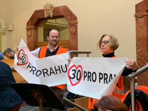 VIDEO: Aktivisté usilující o zavedení třicítky v Praze přišli na zastupitelstvo