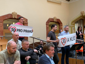 VIDEO: Aktivisté usilující o zavedení třicítky v Praze přišli na zastupitelstvo