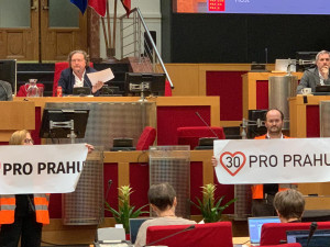 VIDEO: Aktivisté usilující o zavedení třicítky v Praze přišli na zastupitelstvo