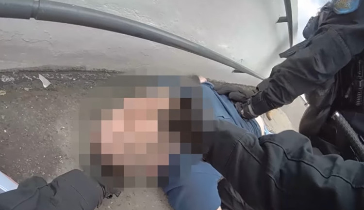 VIDEO: Muž si dal heroin a zkolaboval. Život mu zachránili pražské strážnice