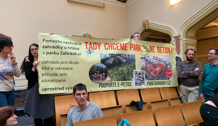 Místní protestují proti výstavbě na místě zahrádek. Praha zkusí pozemky vykoupit