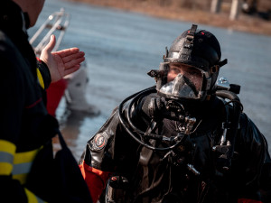 Potápěčské skupiny pražských hasičů prošly v Braníku výcvikem