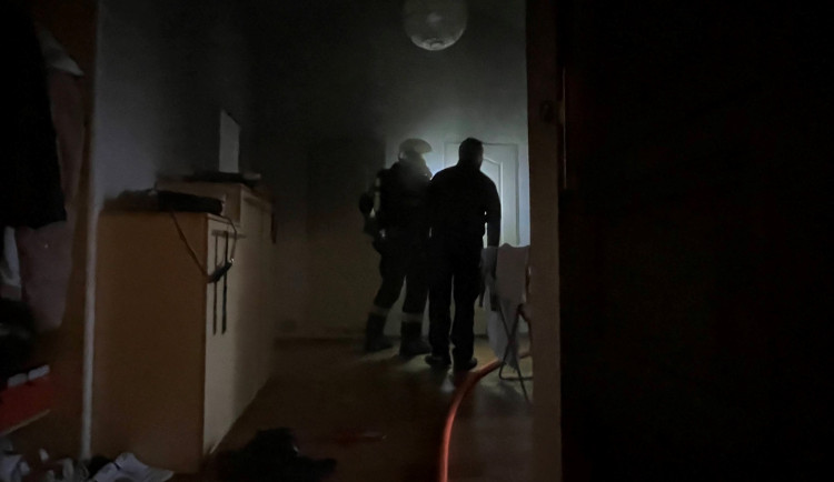Hasiči zasahovali u požáru v Praze 3, evakuovalo se 20 lidí