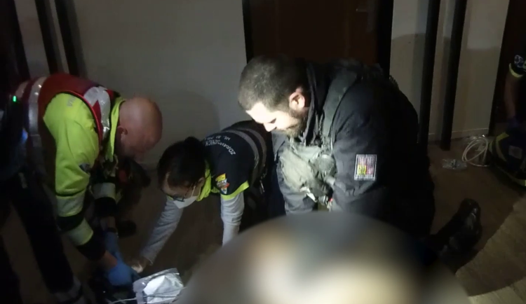 VIDEO: Muž zkolaboval v pražském bytě, život mu zachránili policisté se záchranáři