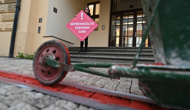 Nepřekračujte červenou čáru, vyzývají aktivisté ministra Blažka. Namalovali ji před ministerstvo