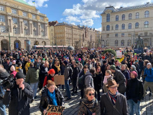 VIDEO: Vysokoškolští učitelé humanitních oborů vyšli do ulic za vyšší platy