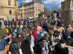 VIDEO: Vysokoškolští učitelé humanitních oborů vyšli do ulic za vyšší platy
