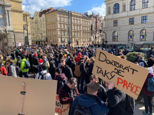 VIDEO: Vysokoškolští učitelé humanitních oborů vyšli do ulic za vyšší platy