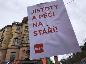 VIDEO: Odboráři protestují proti reformě důchodů před úřadem vlády, ta ale zasedá v Jeseníku