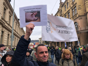 VIDEO: Odboráři protestují proti reformě důchodů před úřadem vlády, ta ale zasedá v Jeseníku