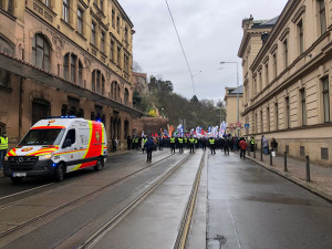 VIDEO: Odboráři protestují proti reformě důchodů před úřadem vlády, ta ale zasedá v Jeseníku