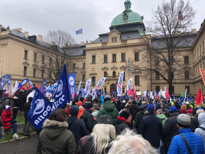 VIDEO: Odboráři protestují proti reformě důchodů před úřadem vlády, ta ale zasedá v Jeseníku