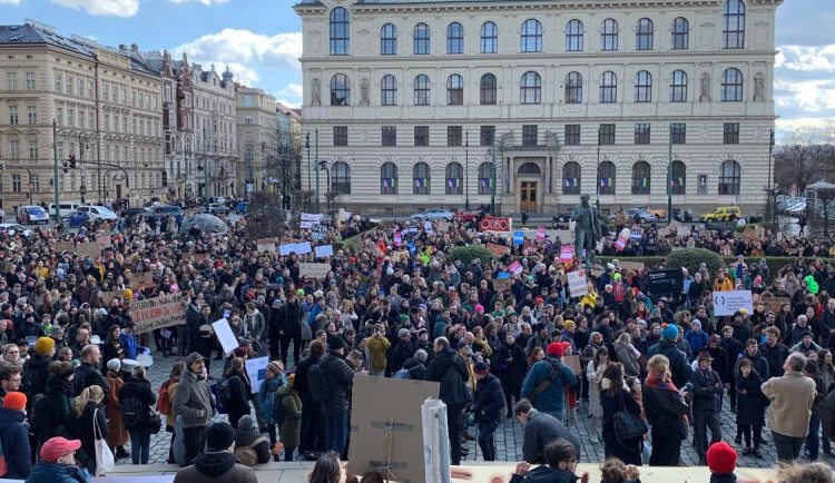 VIDEO: Vysokoškolští učitelé humanitních oborů vyšli do ulic za vyšší platy