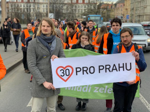 VIDEO: Aktivisté usilující o třicítku v Praze opět blokují dopravu
