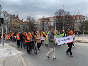 VIDEO: Aktivisté usilující o třicítku v Praze opět blokují dopravu