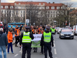 VIDEO: Aktivisté usilující o třicítku v Praze opět blokují dopravu