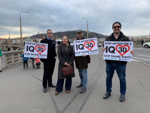 VIDEO: Aktivisté usilující o třicítku v Praze opět blokují dopravu