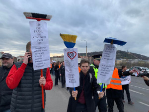 VIDEO: Aktivisté usilující o třicítku v Praze opět blokují dopravu