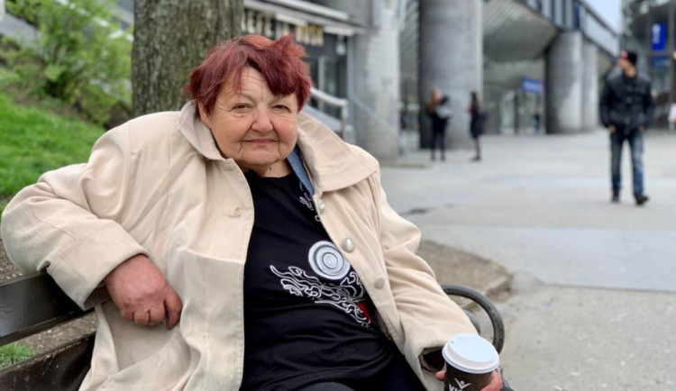 „Dobrý den, prosím vás...“ Věra sedává na stejné lavičce před nádražím roky