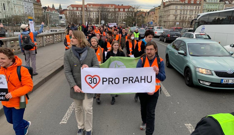 VIDEO: Aktivisté usilující o třicítku v Praze opět blokují dopravu