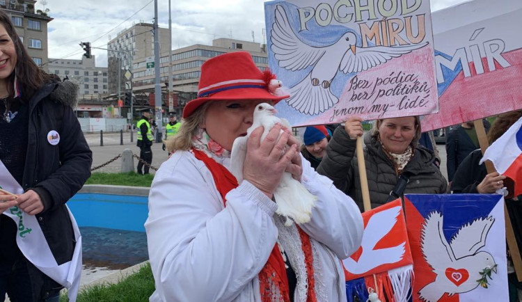 VIDEO: „Chcimíři“ táhnou Prahou. Chceme nenávist prostě nějak zlikvidovat, vyzývají