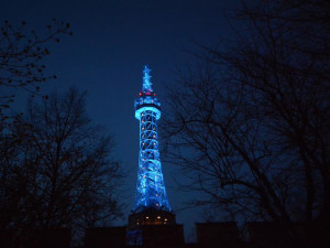 Petřínská rozhledna dnes bude svítit modře jako symbol porozumění lidem s autismem